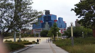 大きな遊具や散歩道のある広い公園です。