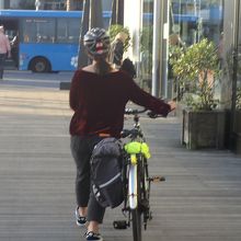 自転車利用者も多く、バス乗り場もすぐ目の前てす。