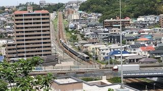 伊勢山公園の上から、線路を見下ろせる