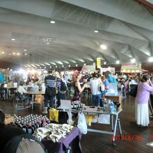 桟橋の中でハワイアンの物が売られてました