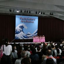 ステージではアマチュアのフラショーが