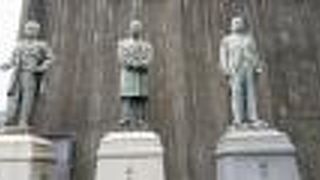 大阪商工会議所前にたてられています