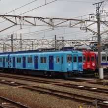 和歌山市駅で待機する7100系。「かい」、「なな」、通常塗色