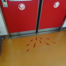 床に描かれた魚の群れ