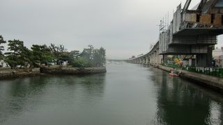 金沢湾の入り江の平潟湾の沿岸にある琵琶島神社の景勝