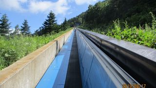 坂道を上るムーヴィングウォーク