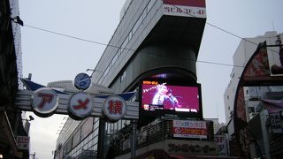 ごちゃごちゃと色々なお店が入っているビル