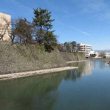 内堀と石垣。