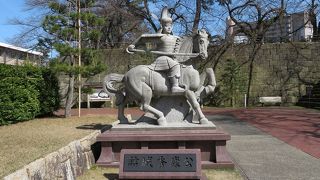 福井城内にある像。