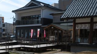 柴田神社に隣接した綺麗な資料館。
