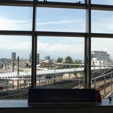 観光案内所の中からJR松本駅構内を見下ろす