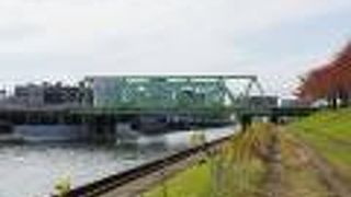 堤防や河川敷が広がっていて