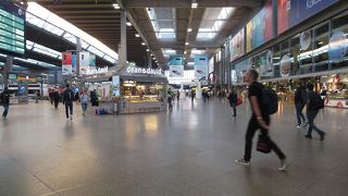 沢山の人々が往来する場所