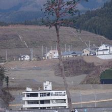 周囲には、震災遺構となった建物が残されています。