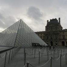 入口付近のピラミッドです