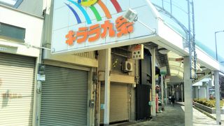 庶民的なアーケード街。