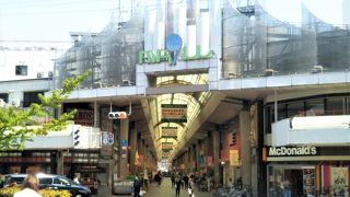 賑やかなアーケード街。