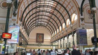 高い天井の建物