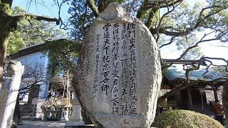 「麒麟および鷽像」の隣に