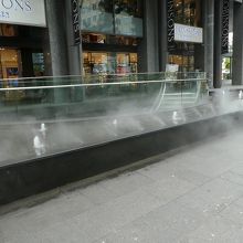 ミストが気持ちいいお店の前。