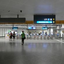 ダウンタウン線への改札口。