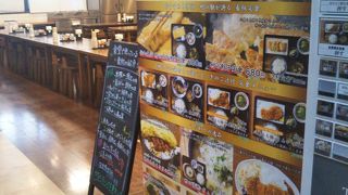 地元のお母さんたちが調理