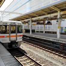 前向きだったり横向きだったり