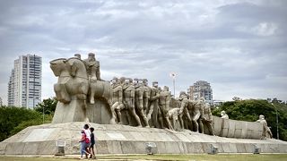 サンパウロの象徴的なガテン系の巨大像、しょ～うもない像だけど重要な意味がある建造物なんだよぉ～!!（イビラプエラ公園前／サンパウロ／ブラジル）