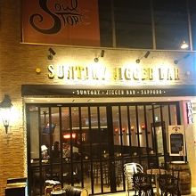 夏場は店の前の席でもOK