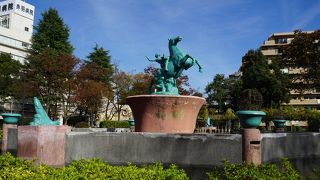 馬に乗る少年の銅像と噴水