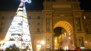 壮麗な門がライトアップ