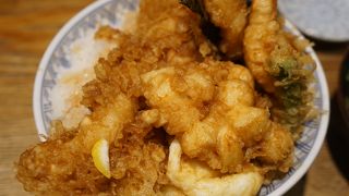 巨大な穴子が丼からはみ出して