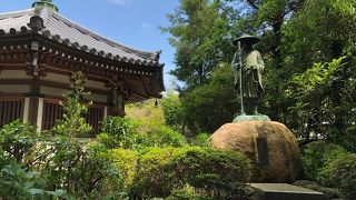 境内の庭園や八角堂が美しい