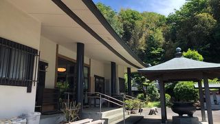 柏山公園近く、引地川の東岸にある