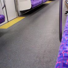 日曜の早朝は通勤客がいないせいかだいぶ空いてました