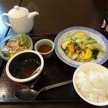 ランチセットです。　とてもヘルシーで、野菜がたっぷり！