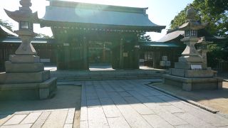 城の隣にある神社