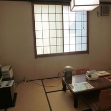 お部屋はシンプルな和室。