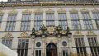 マルクト広場の装飾のきれいな建物