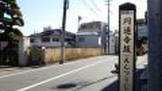 小さなお寺が並ぶ四谷の裏通り