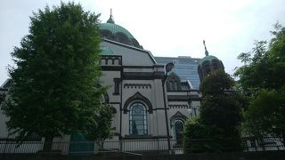 ターコイズブルーのドーム型の屋根が印象的