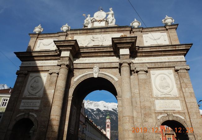 門の南面はレオポルド２世の結婚を祝した彫刻が・・・