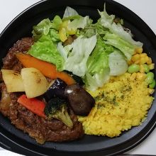 肉だくカレーライト、素揚げ野菜トッピング入り