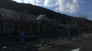 ファーストフード店が入っています