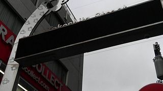 真っ直ぐ歩けないほど混んでいる