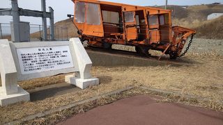 冬季閉鎖でしたが、外にはトンネル掘削で使用していた機械がありました