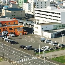 近くのホテルからみた北市場と駅