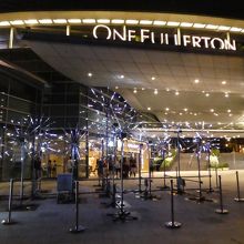 正面を通り抜けて道路に出られます。