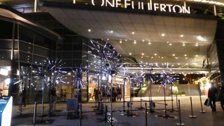 細長いショッピングモール。夜景がきれい。