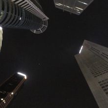 ラッフルズプレイス駅前。日曜２２時。